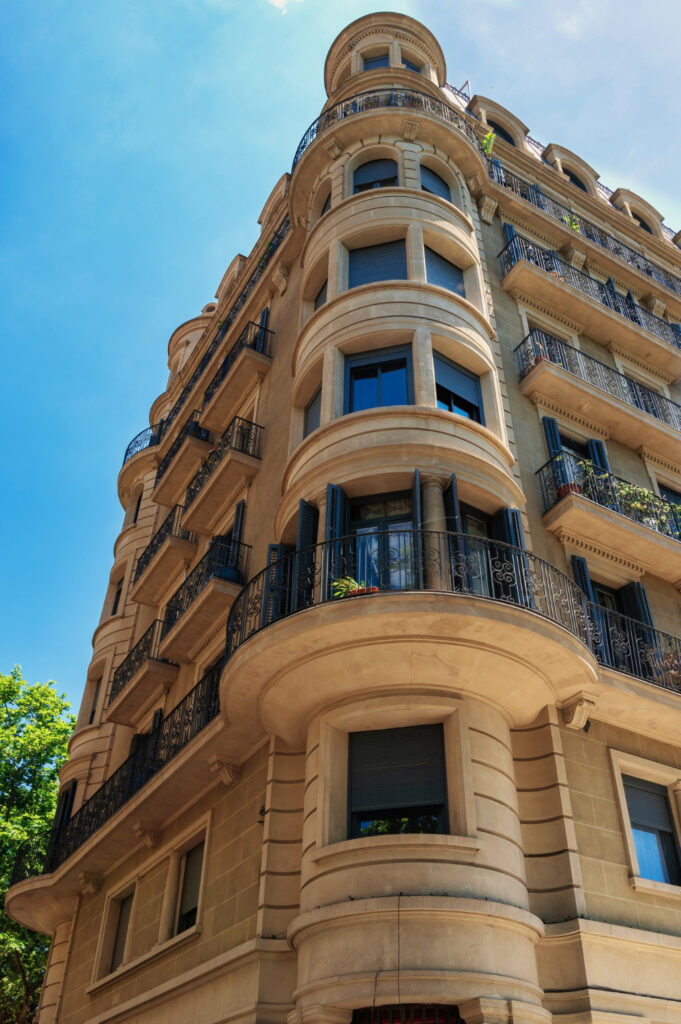 Comunidades de vecinos: cómo el aislamiento insuflado mejora el confort térmico y acústico del edificio