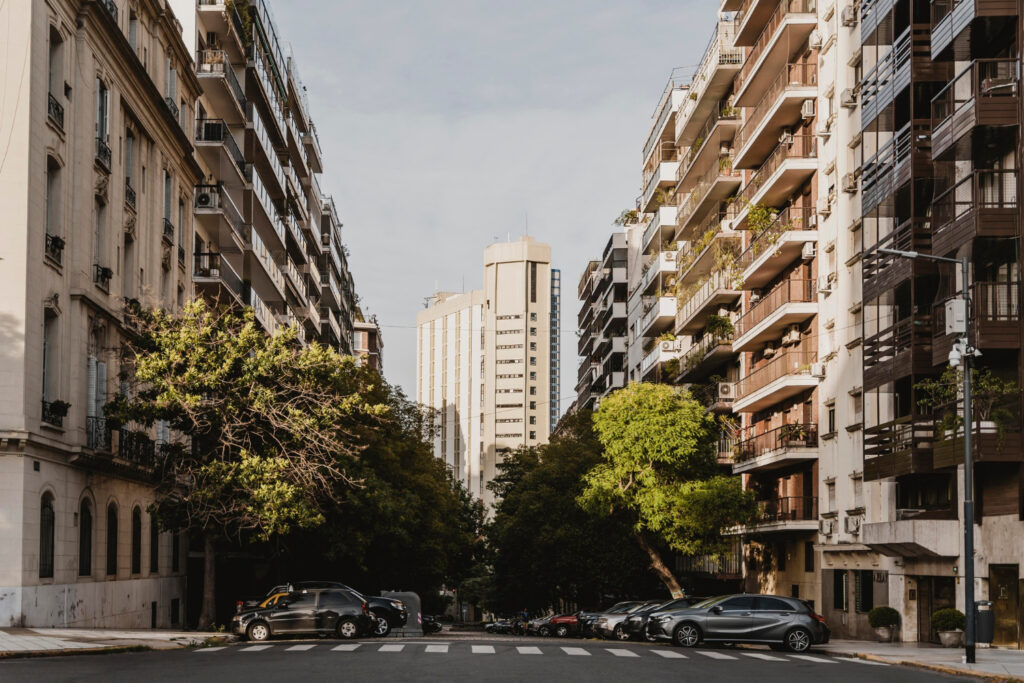 Comunidades de vecinos en Barcelona: por qué aislar techos y fachadas mejora la eficiencia energética