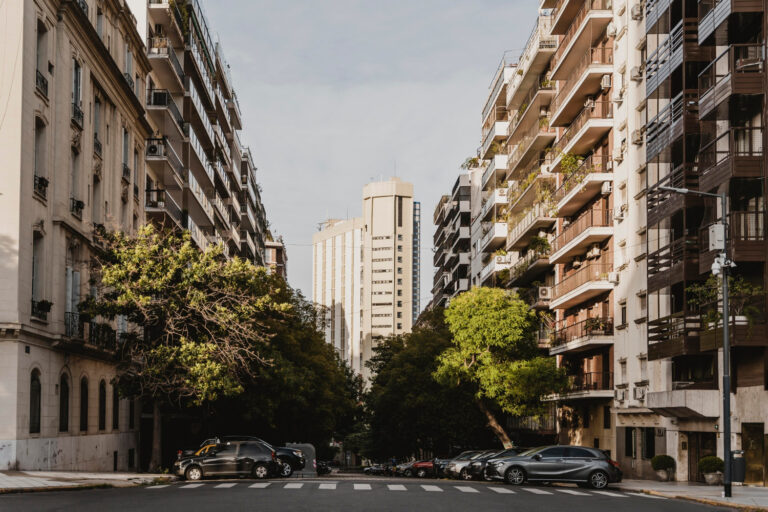 Comunidades de vecinos en Barcelona: por qué aislar techos y fachadas mejora la eficiencia energética